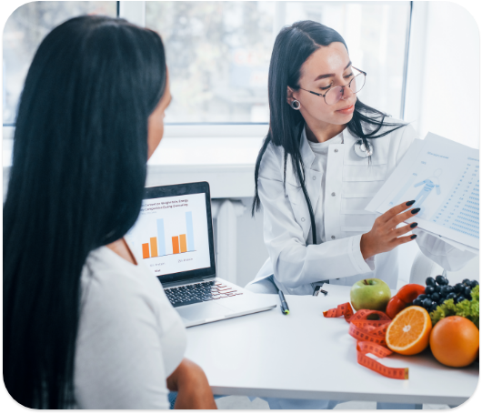 A doctor in a conversation about nutrition with a patient.